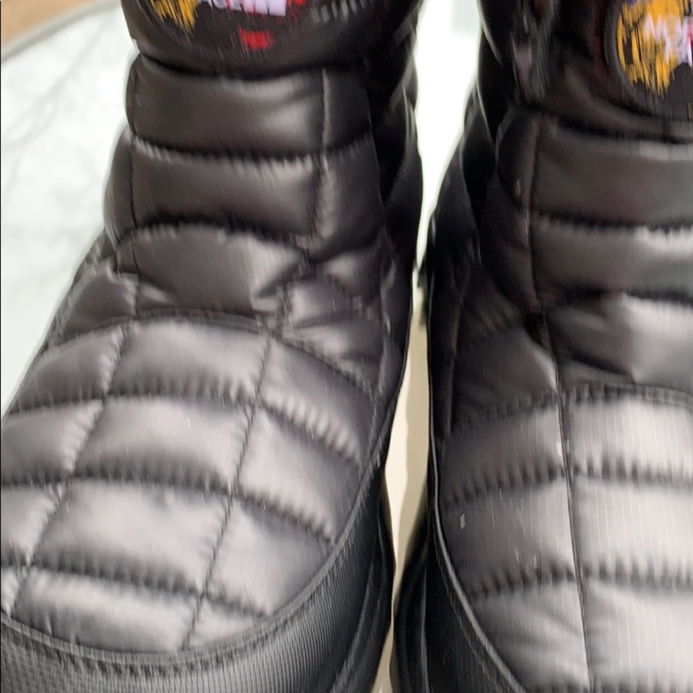 North face puffy black boots for men or women